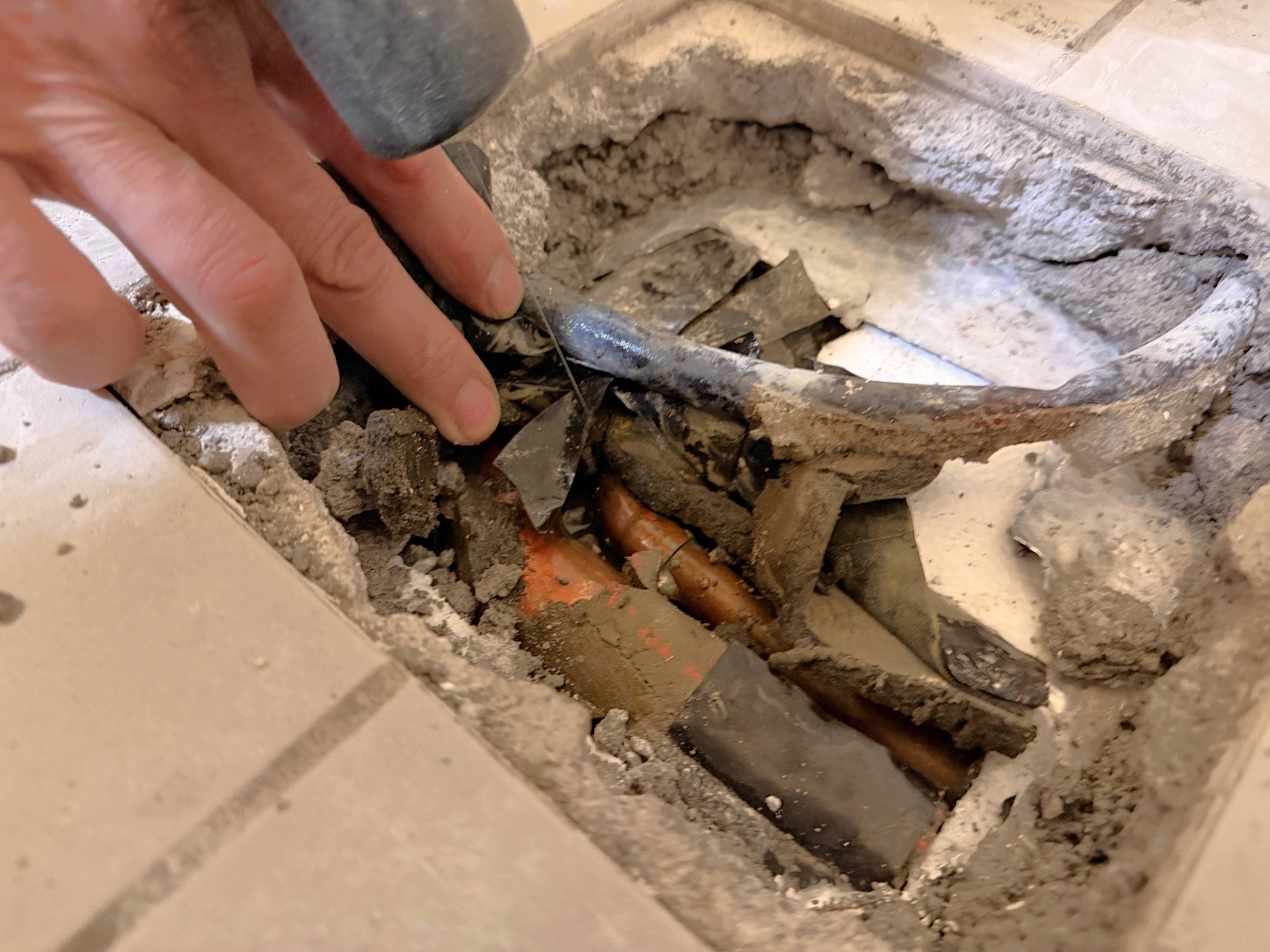 Freilegung der Leckstelle