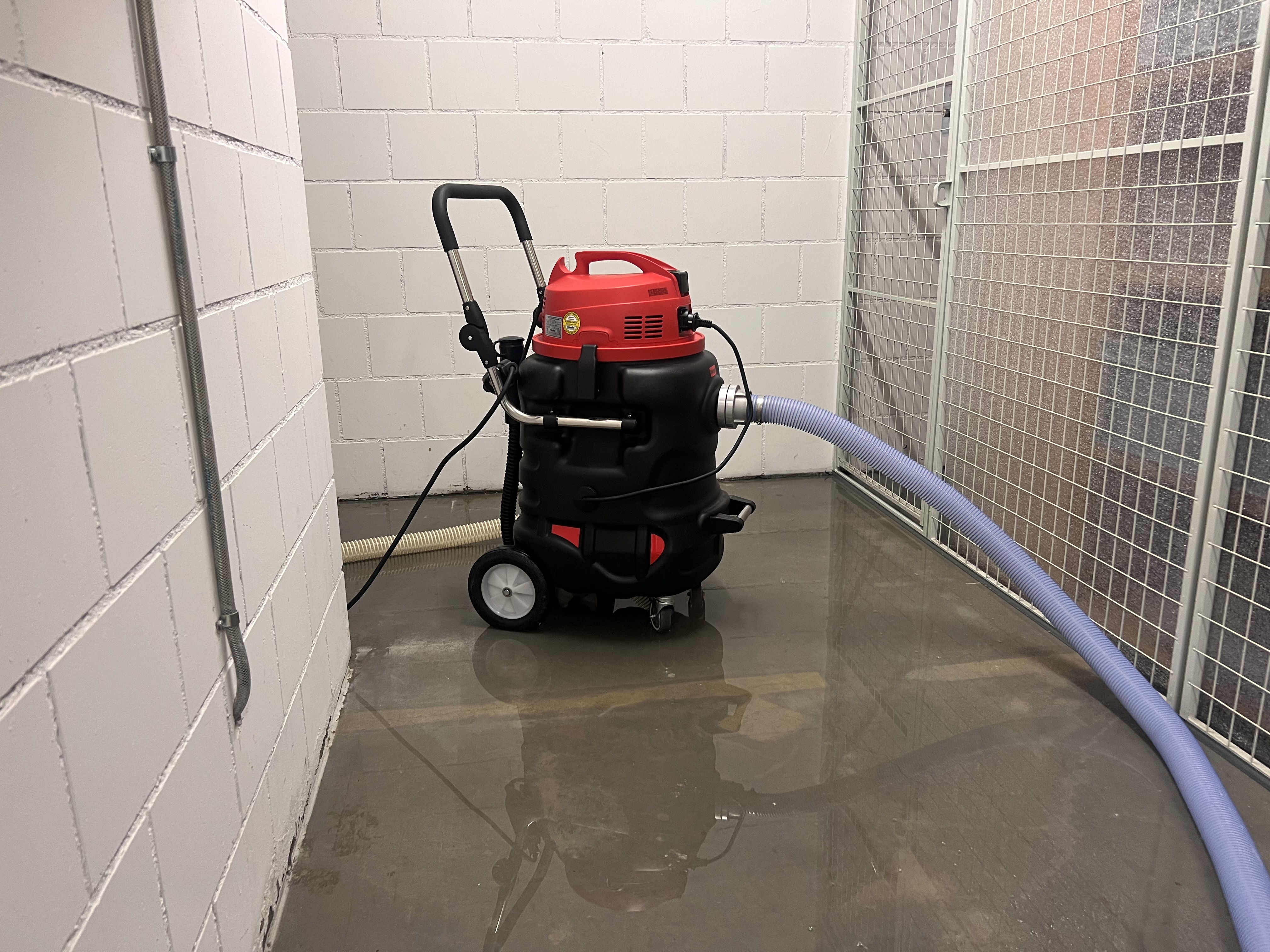 Wasserschlammsauger im Einsatz