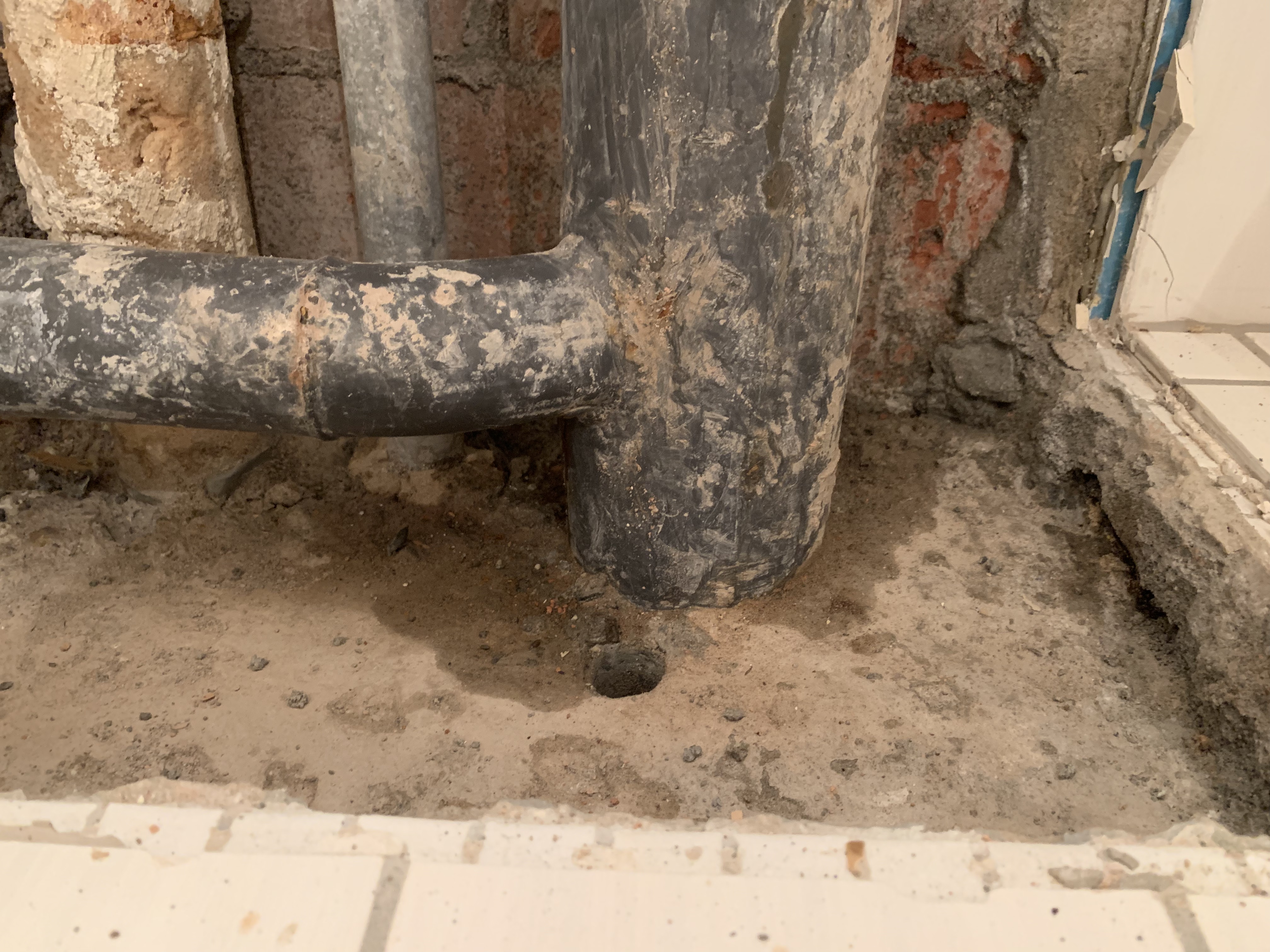 Ablaufleitung freilegen