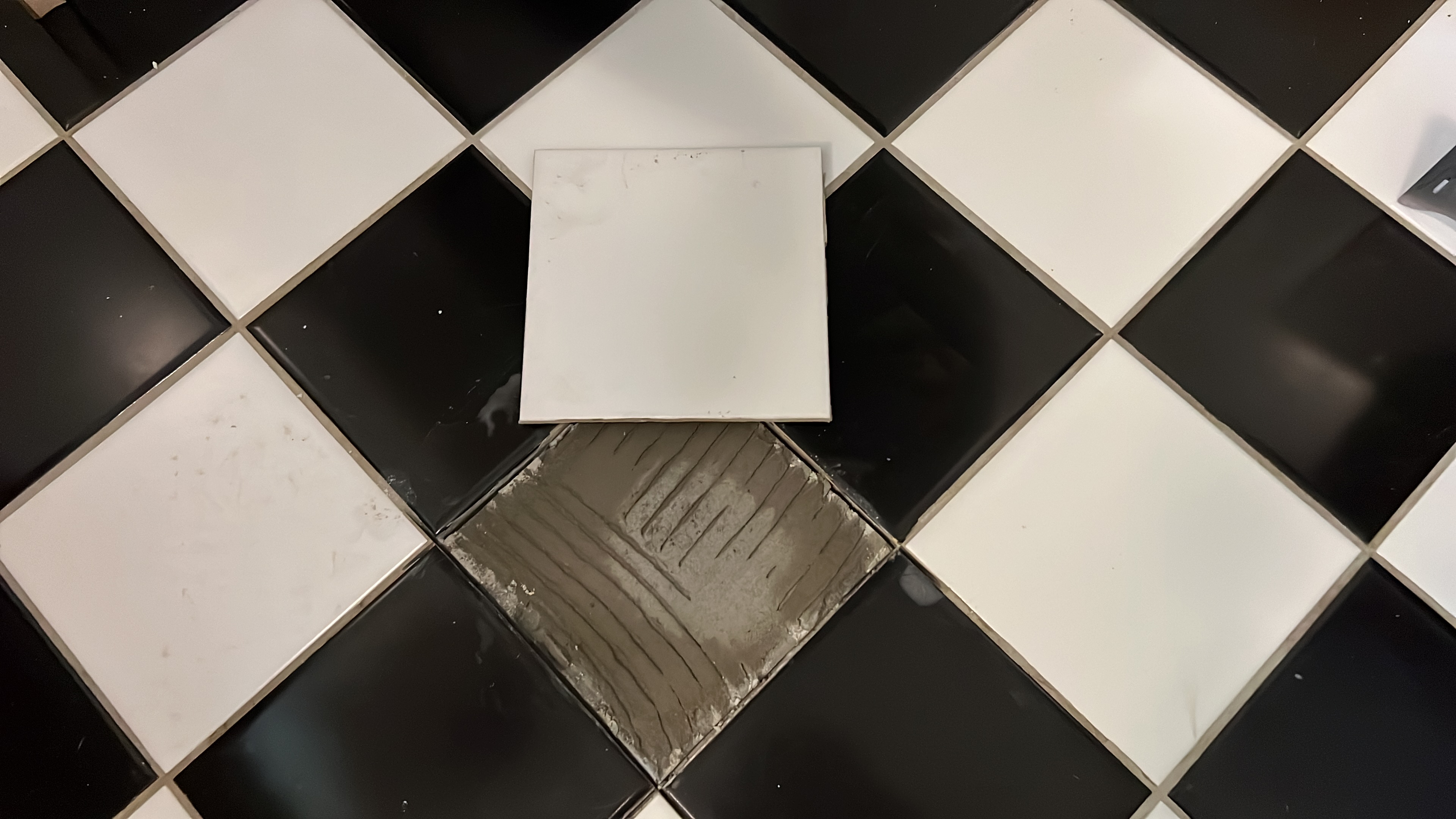 Zerstörungsfreie Fliesenaufnahme bei Wasserschäden