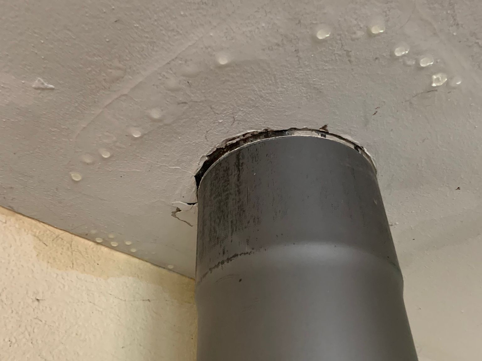 Wasser tropft aus der Decke